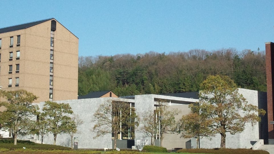 同志社京田辺会堂の全景 (124241)